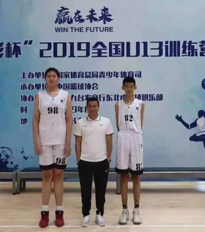 Zhang Ziyu (trái) là niềm hy vọng lớn của bóng rổ nữ Trung Quốc