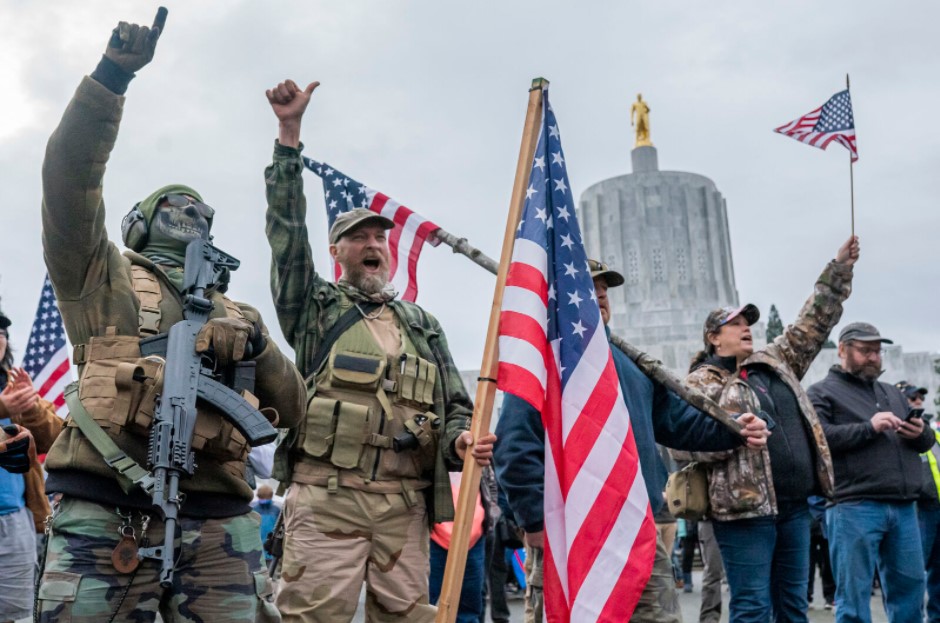 Những người ủng hộ ông Trump mang theo vũ khí tập trung ở bang Oregon hôm 6/1. Ảnh: Getty