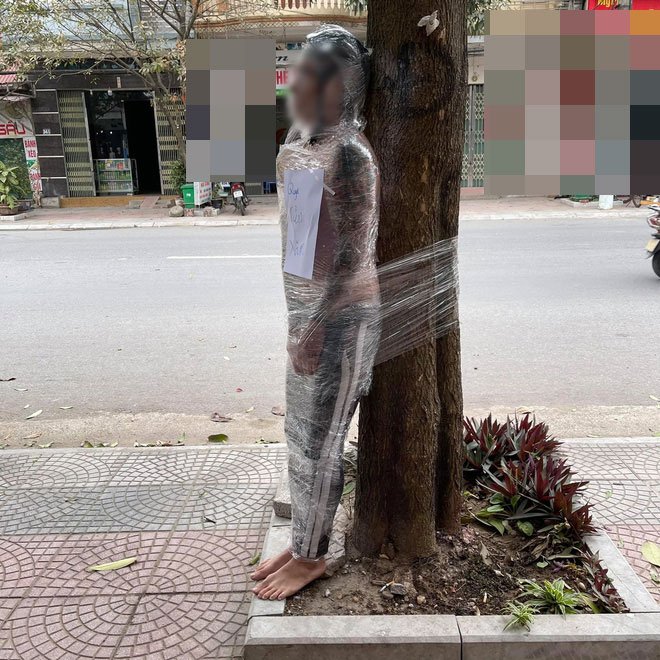 Thanh niên Hà Nội quỵt tiền xăm bị quấn băng keo kín người lên báo nước ngoài - 1