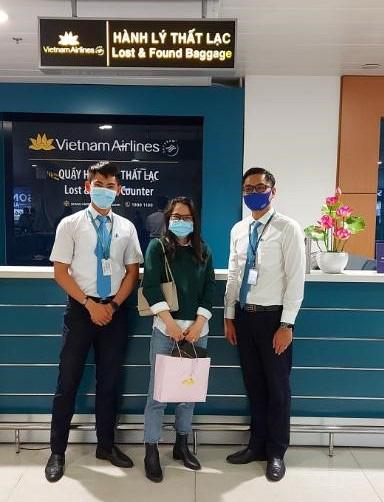 Các nhân viên bàn giao lại chiếc nhẫn cho hành khách