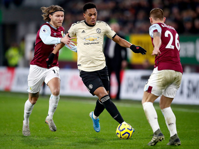 Trực tiếp bóng đá Burnley - MU: "Quỷ Đỏ" thị uy, ngôi đầu vẫy gọi - 9