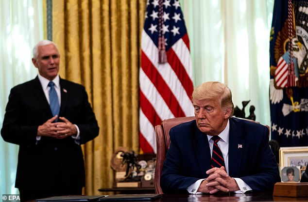 Phó Tổng thống Mỹ Mike Pence (trái) và Tổng thống Mỹ Donald Trump. Ảnh: EPA