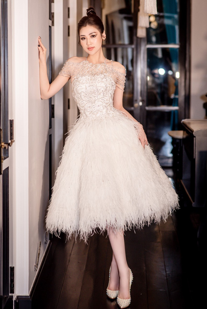 Á hậu Tú Anh diện váy lông vũ cực quyến rũ, đẹp yêu kiều tựa &#39;thiên nga trắng&#39; - 1
