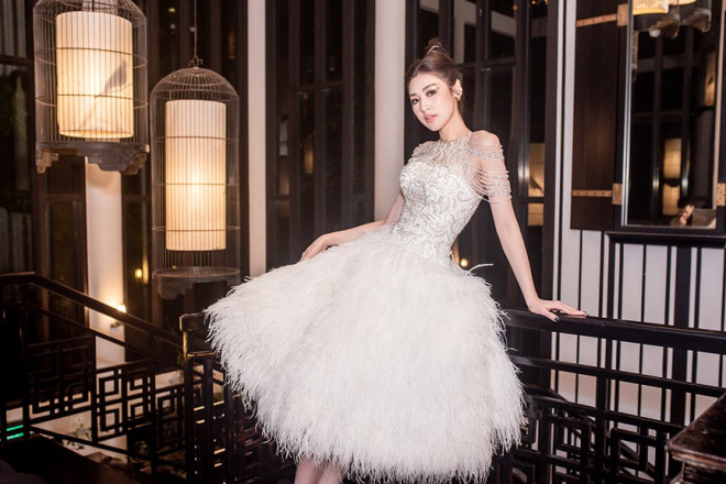 Á hậu Tú Anh diện váy lông vũ cực quyến rũ, đẹp yêu kiều tựa &#39;thiên nga trắng&#39; - 5