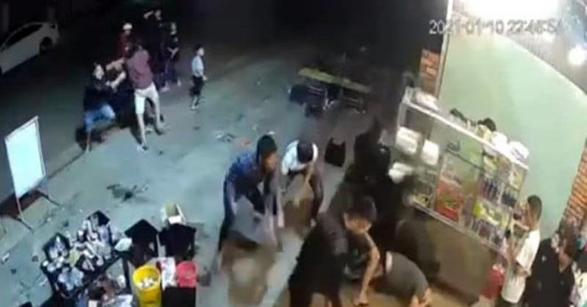 Pháp luật - Bị đánh gục vì mời bia còn vỗ vào đầu bạn