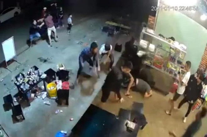 Nạn nhân bị nhóm Khôi tấn công gục tại chỗ. Ảnh: Cắt từ clip.&nbsp;