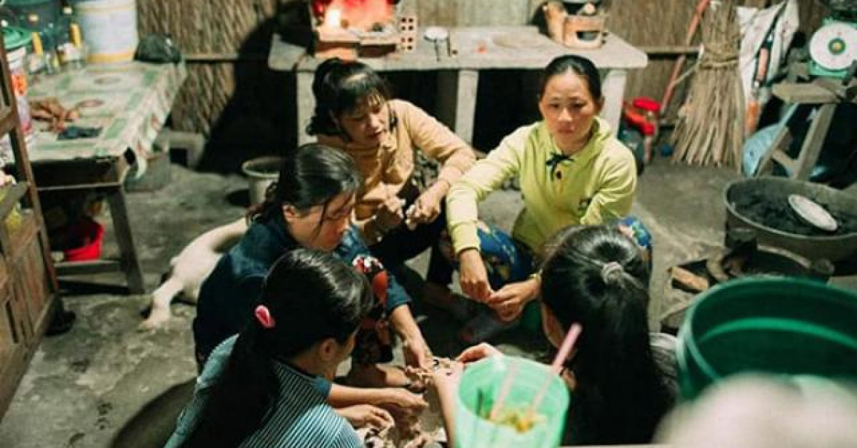 Bạn trẻ - Cuộc sống - Đám cưới miền Tây mộc mạc mà "gây sốt" MXH: Hàng xóm giúp làm cỗ, mỗi người một việc