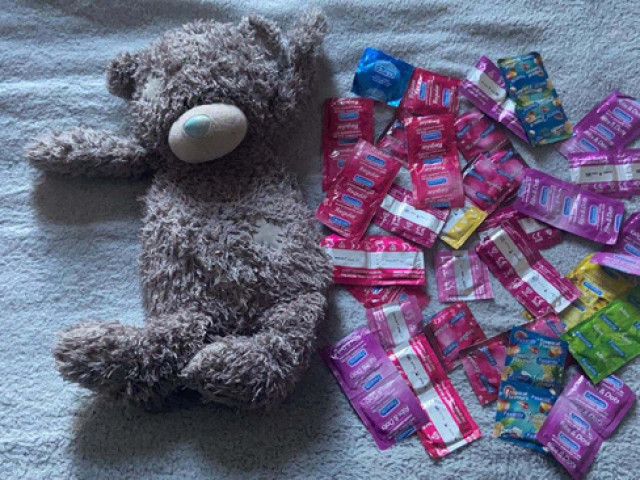 Bạn trẻ - Cuộc sống - Cô gái "đỏ mặt tía tai" khi mẹ tìm thấy vật giấu kín trong gấu bông từ 10 năm trước