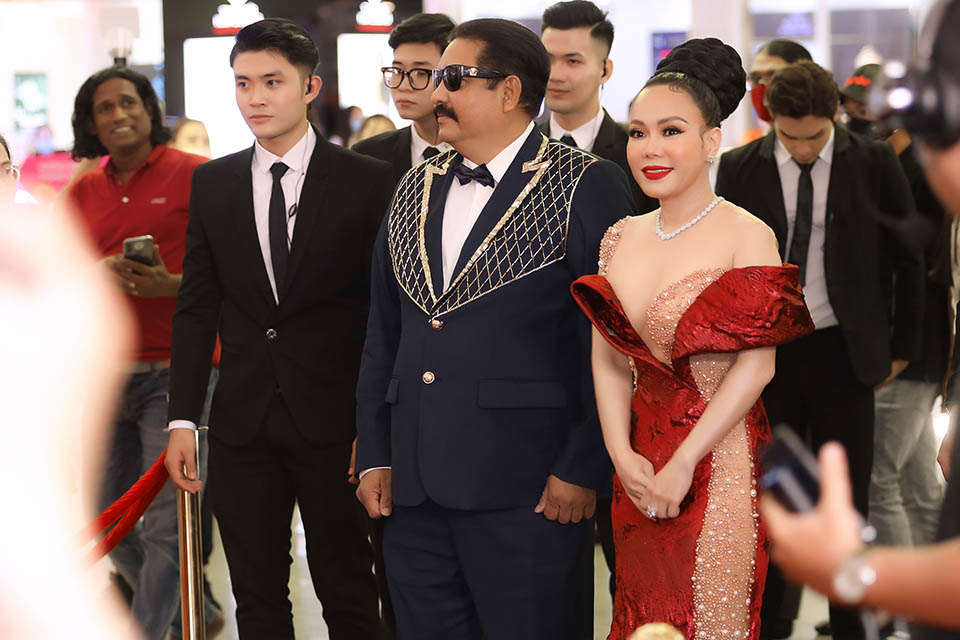 Vắng Lương Thế Thành, Thúy Diễm diện váy xẻ ngực sâu đi xem phim 50 tỷ của Bình Minh - 9