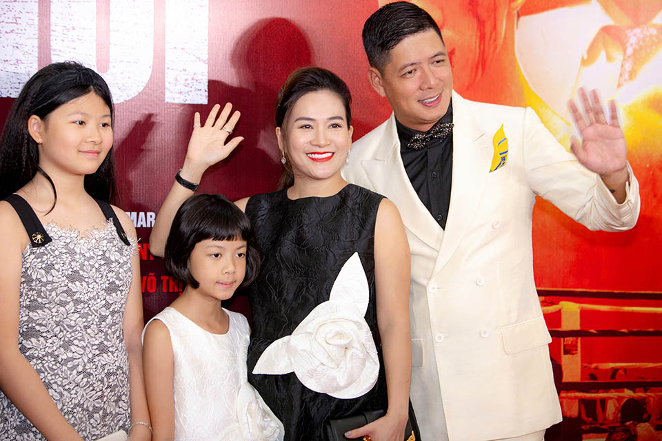 Vắng Lương Thế Thành, Thúy Diễm diện váy xẻ ngực sâu đi xem phim 50 tỷ của Bình Minh - 7