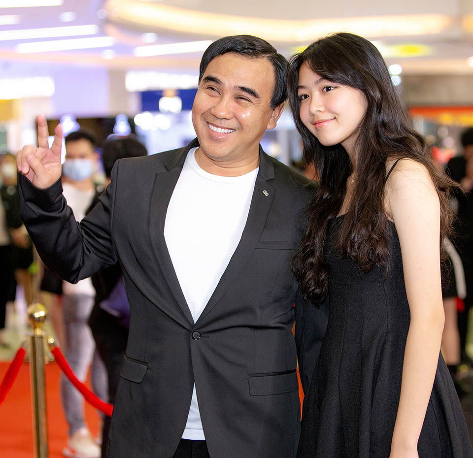 Vắng Lương Thế Thành, Thúy Diễm diện váy xẻ ngực sâu đi xem phim 50 tỷ của Bình Minh - 8