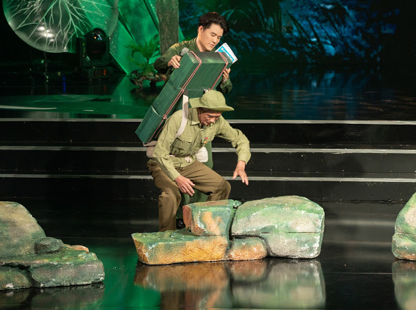 “MC các cuộc thi hoa hậu” nghẹn ngào trước người anh hùng đi hàng triệu bước chân trên dãy Trường Sơn - 3