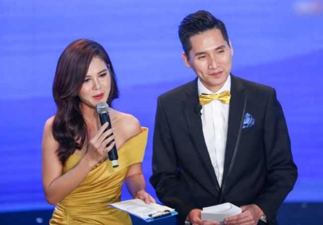 Đầu tháng 1/2021, MC Thu Hoài gây ấn tượng khi dẫn dắt chương trình gala Quả Bóng Vàng VN 2020.
