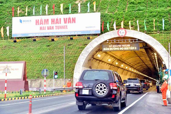 Công trình hầm đường bộ Hải Vân 2 được khánh thành vào ngày 11-1, có nguy cơ bị đóng cửa