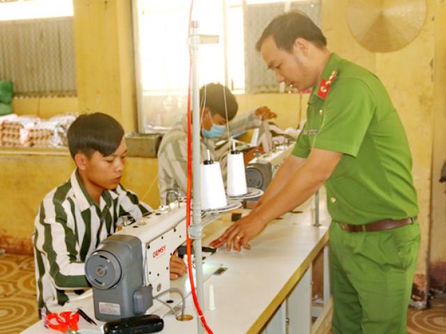 Pháp luật - "Hạ gục" côn đồ cộm cán bằng tình thương