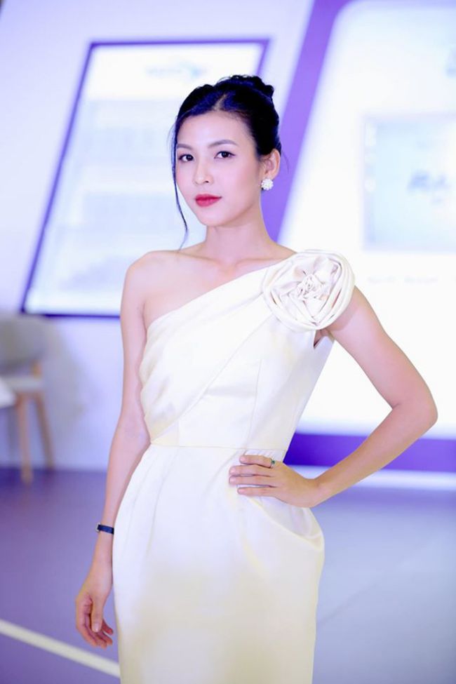 Sau màn xuất hiện gây tranh cãi tại “Quả bóng vàng Việt Nam 2018”, MC Tường Vy là cái tên được dân mạng quan tâm. Tường Vy là gương mặt khá quen thuộc với khán giả Việt. Cô là MC của kênh HTV7 và nhiều lần dẫn các bản tin thể thao.
