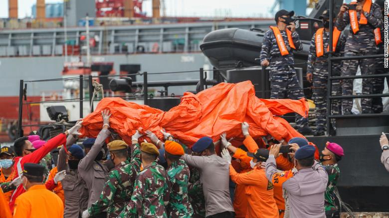 Tiết lộ thông tin quan trọng vụ máy bay Indonesia chở 62 người rơi xuống biển - 2