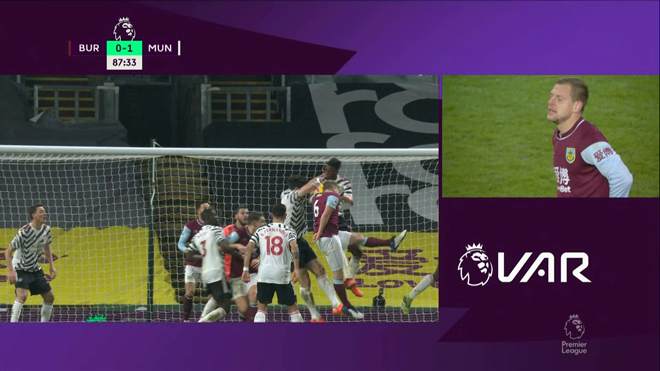Tranh cãi MU số 1 Ngoại hạng Anh: Hưởng lợi từ VAR thoát thẻ đỏ, thoát 11m? - 3