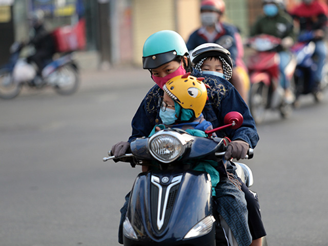 Tin tức trong ngày - Nhiệt độ giảm còn 19 độ C, người Sài Gòn mặc áo ấm nhưng vẫn co ro trên đường vì lạnh