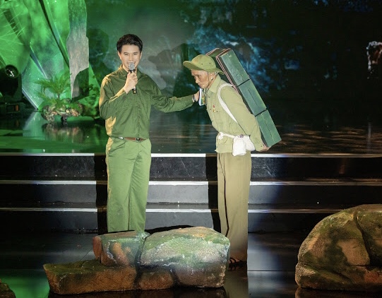 “MC các cuộc thi hoa hậu” nghẹn ngào trước người anh hùng đi hàng triệu bước chân trên dãy Trường Sơn - 2