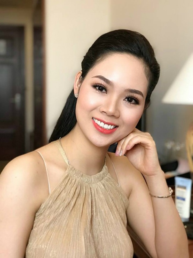 Hình ảnh Mai Phương trong hậu trường buổi chụp ảnh kỷ niệm 30 năm tổ chức Hoa hậu Việt Nam.
