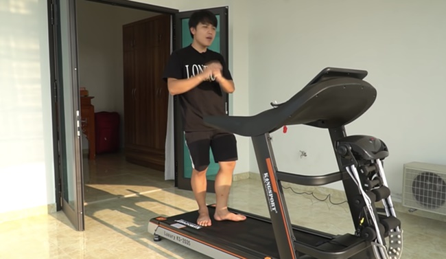 Thành Nam cũng bố trí một vị trí đặt máy chạy bộ tại nhà để rèn luyện sức khỏe.
