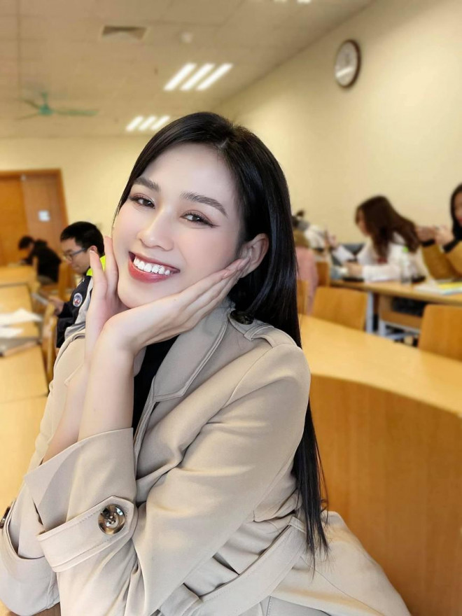 Giản dị lên giảng đường, Hoa hậu Đỗ Thị Hà vẫn được khen ngợi xinh đẹp rạng rỡ - 1