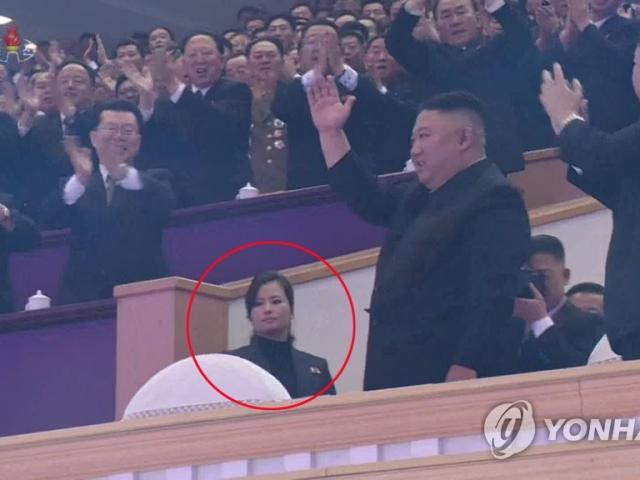 "Bóng hồng" xuất hiện phía sau ông Kim Jong Un khi Đại hội đảng kết thúc là ai?