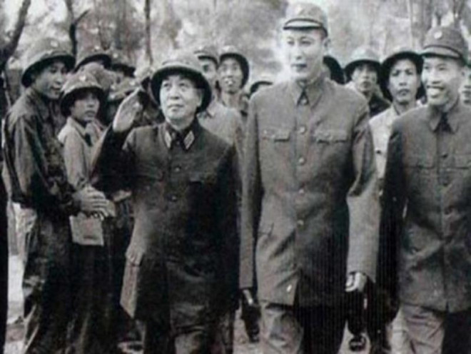 Đại tướng Võ Nguyên Giáp cùng tướng Đồng Sỹ Nguyên đến thăm bộ đội Trường Sơn. Ảnh: tư liệu