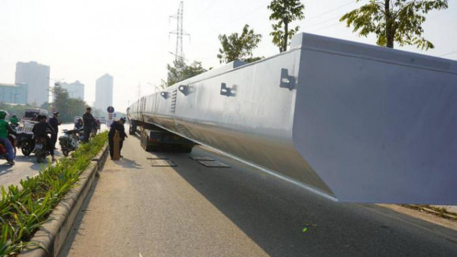 Thanh tra Sở GTVT Hà Nội vừa ra quyết định xử phạt xe chở dầm thép siêu khủng "lọt" qua nhiều tỉnh, thành gần 73 triệu đồng, tước GPLX 2 tháng