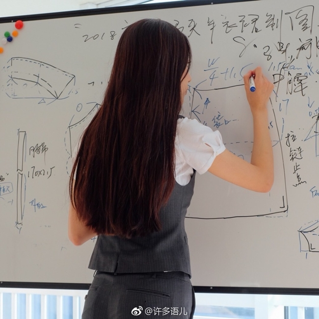Cô giáo người Trung Quốc Xu Dong Xiang cũng từng "gây bão" mạng xã hội nhờ ngoại hình xinh đẹp.
