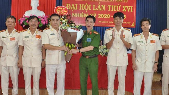 Đại tá Lê quý Thường, Phó Giám đốc Công an tỉnh Hải Dương chúc mừng Ban chấp hành mới của chi bộ Phòng CSHS Công an tỉnh Hải Dương