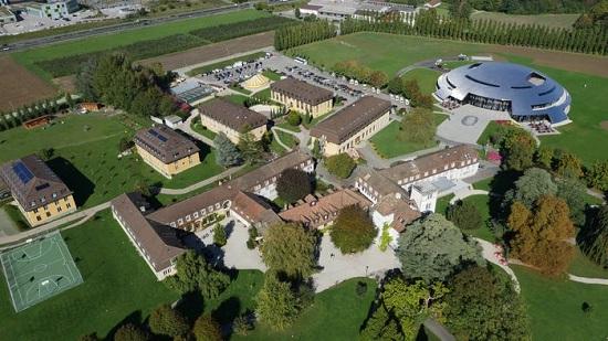 Đây là cơ sở chính của Le Rosey, ngôi trường đắt đỏ nhất thế giới. Nó tọa lạc ở Rolle, giữa Geneva và Lausanne, trên một khu đất rộng 28 ha.