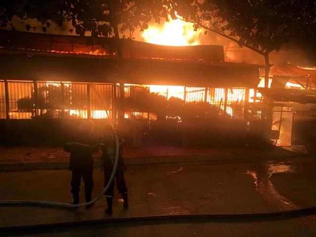 Tin tức trong ngày - Xưởng gỗ ở Sài Gòn đang cháy dữ dội, lửa lan sang nhiều phòng trọ