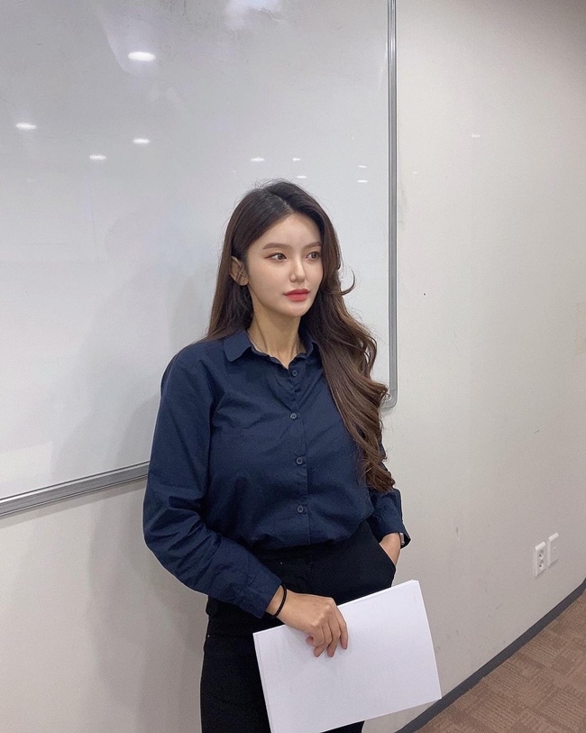 Người đẹp thu hút nhiều sự chú ý bởi xinh đẹp chẳng những vậy còn vô cùng gợi cảm.
