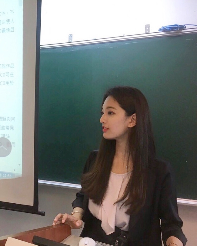Trang Apple Daily Taiwan đưa tin cô là giảng viên tại Đại học Văn hóa Trung Quốc.
