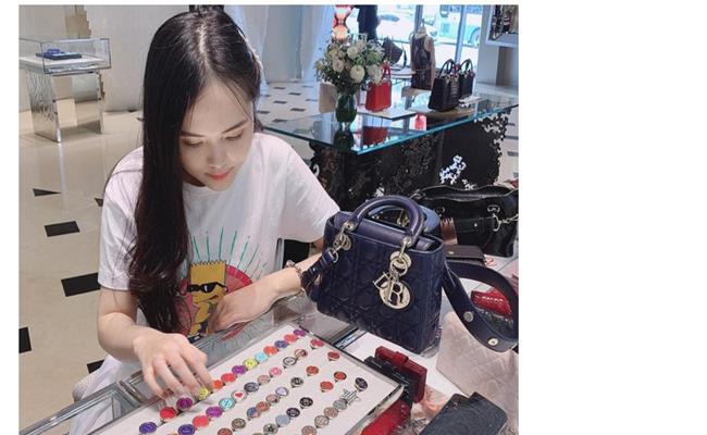 Trang cá nhân của Quỳnh Anh là nơi cô ghi lại thành quả mua sắm của mình. Đếm sơ sơ một vài chiếc túi này cũng ngốn đến hàng trăm triệu đồng.
