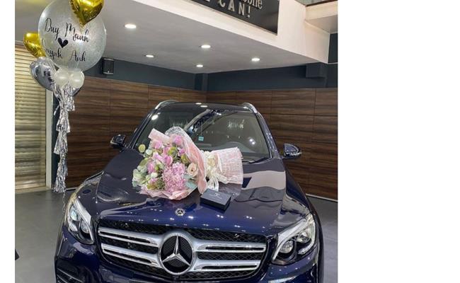 Mới đây, Quỳnh Anh đã khoe chiếc xe của cô nàng là Mercedes GLC 300 - thành quả tự mua xe ô tô ở tuổi 23 đã khiến nhiều người không khỏi hâm mộ.

