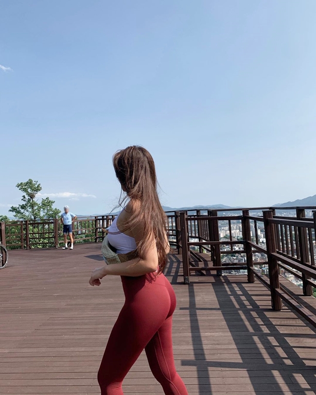So với tiêu chuẩn mình dây của phái đẹp Hàn Quốc,&nbsp;Sarah Kim là trường hợp được xem là đầy đặn hơn.
