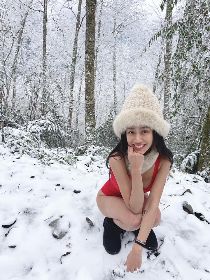 Người đẹp muốn lưu giữ khoảnh khắc đón tuyết đáng nhớ nên đã lựa chọn diện áo tắm.