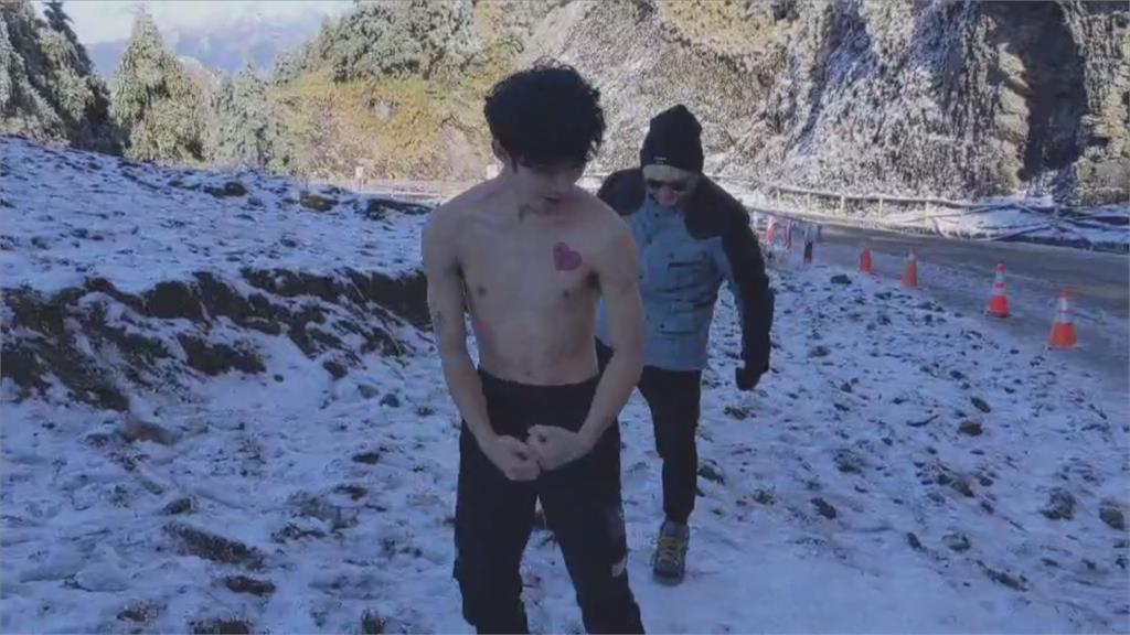 Nam giới cũng đi theo trào lưu, cởi trần thách thức cái rét âm độ C.