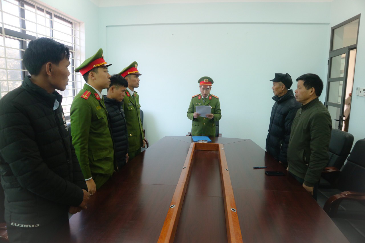 Cơ quan CSĐT Công an huyện Ba Chẽ công bố quyết định khởi tố, bắt tạm giam bị can Triệu A Ba.