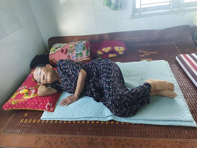 Mỗi lần huyết áp tăng cao, bà Thành lại bị đau đầu, người mệt mỏi, không thể đi đứng được