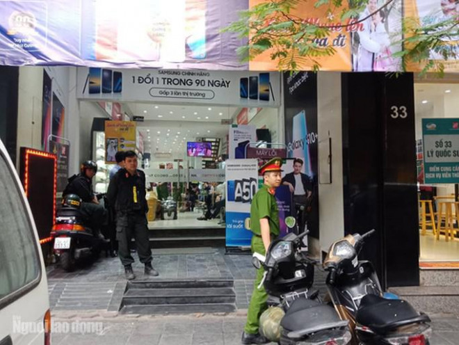 Lực lượng cảnh sát khám cửa hàng điện thoại Nhật Cường tại số 33 phố Lý Quốc Sư của ông chủ Nhật Cường Bùi Quang Huy