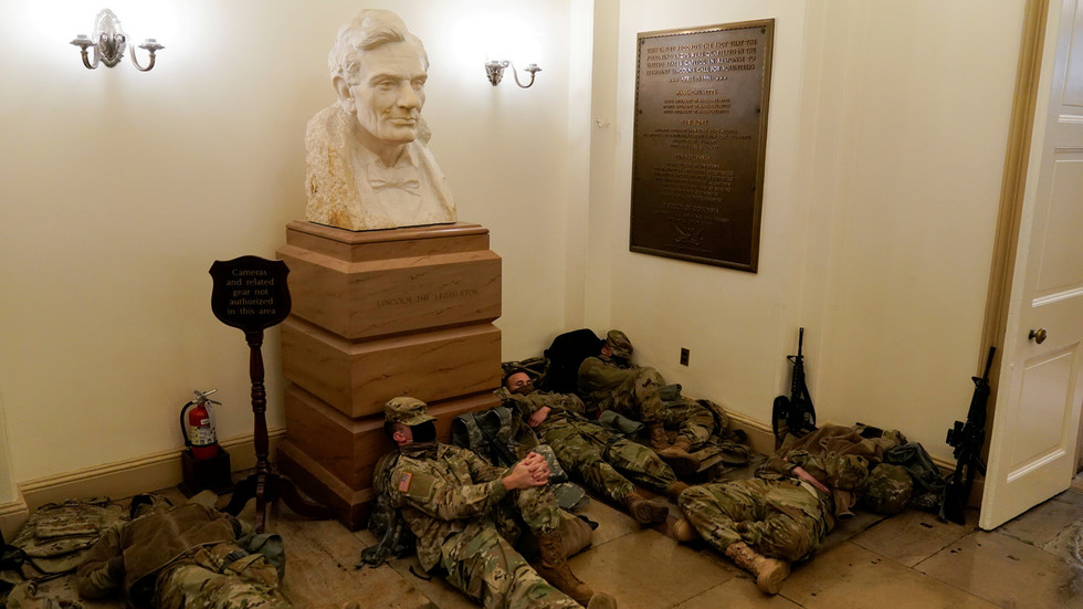 Binh sĩ thuộc lực lượng Vệ binh Quốc gia ngủ ngay ở tòa nhà Quốc hội.