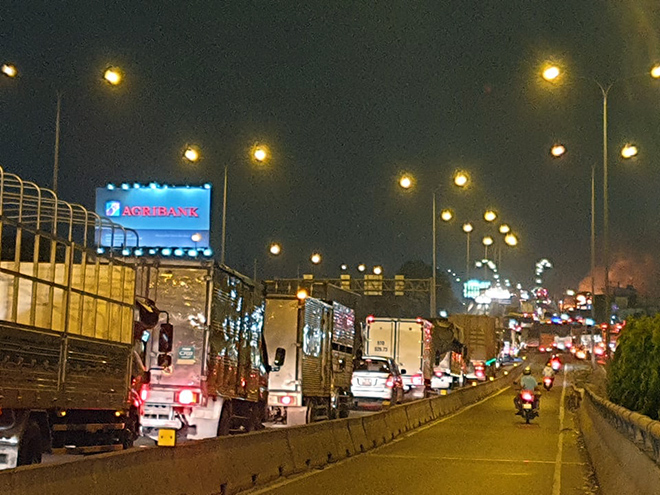 Giao thông trên Quốc lộ 1 qua khu vực đám cháy bị “tê liệt”