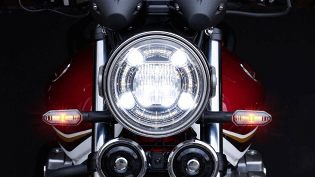 Tất cả phiên bản của Honda CB1300 2021 đều được trang bị đèn pha full-LED tích hợp DRLs LED
