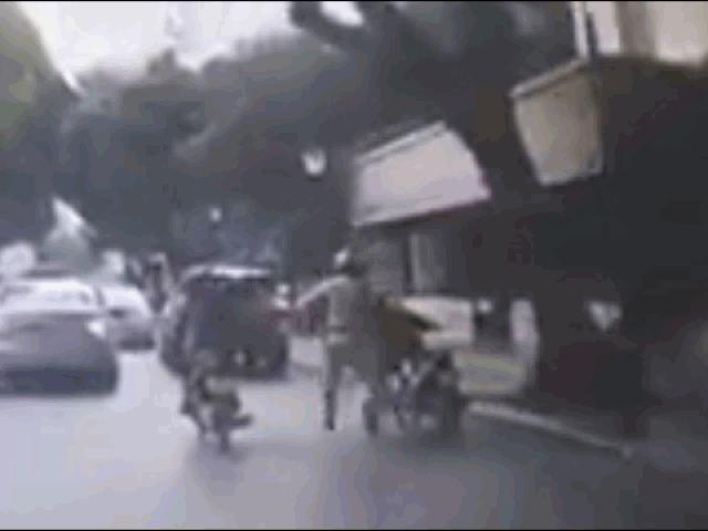 Media - Nam thanh niên dắt xe máy chạy CSGT sau vi phạm và cái kết