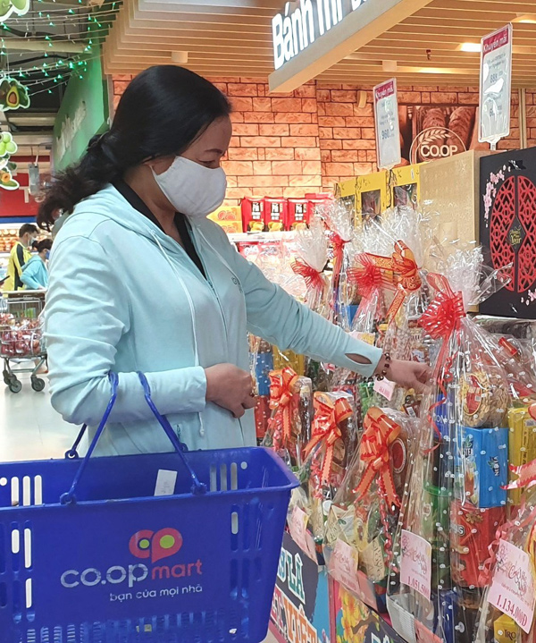 Khách hàng chọn mua giỏ quà Tết tại siêu thị Co.opmart Lý Thường Kiệt, Quận 10, TP.HCM