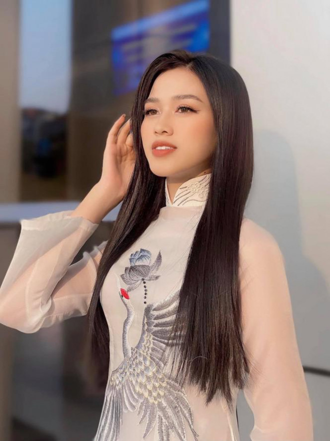 Đỗ Thị Hà nền nã với áo dài, Hoàng Thuỳ diện váy xuyên thấu hoá 'mỹ nhân ngư' - 1